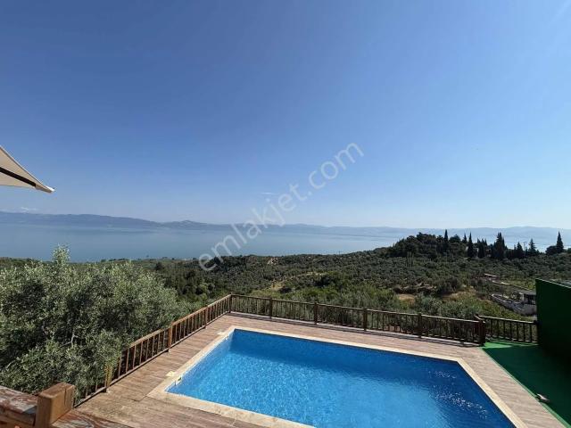 Panoramik Göl Manzaralı Havuzlu Satılık Lüks Bungalov
