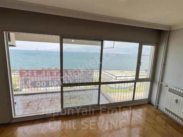 Panoramik Deniz Manzaralı 2+1 Satılık Yalı Dairesi | Küçükyalı /