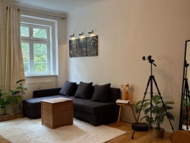 Paare oder Singles · voll möblierte und ausgestattete 1,5 Zimmer · flexibel: kurz oder langfristig vorübergehend Pairs or singles · fully furnished and equipped 1.5 rooms · flexible: short or long term temporary
