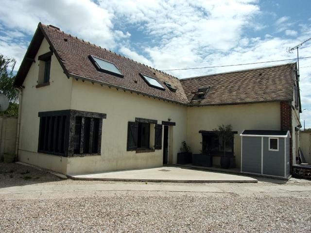 Pacy sur Eure: ensemble de deux maisons et dépendances sur 6143m² de terrain