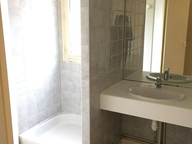 PACE, avenue Pinault, appartement de type 2, 44m², situé au rez de chaussée, comprenant: entrée.