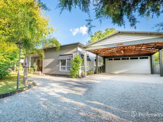 PACKED WITH FEATURES BUNGALOW, WORKSHOPS & ENTERTAINERS DREAM