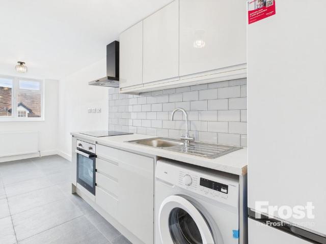 Packhorse Road, Gerrards Cross. 1 bed apartment to rent £1,200 pcm £277 pw