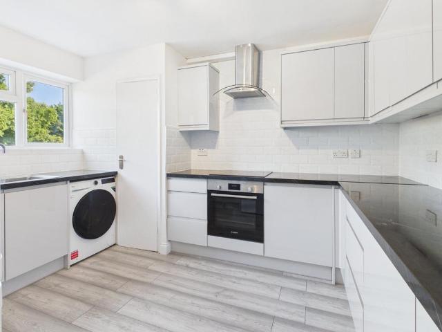 Packhorse Road, Gerrards Cross. 3 bed maisonette to rent £1,750 pcm £404 pw