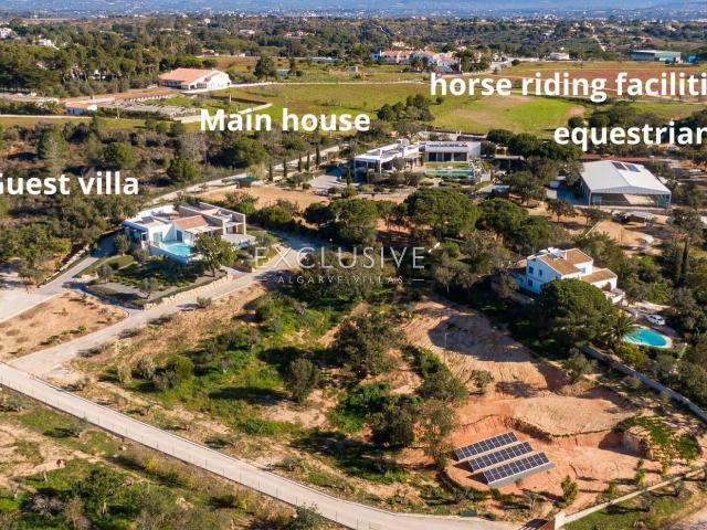 Pacote de 2 moradias contemporâneas com centro equestre para. 903m² Porches