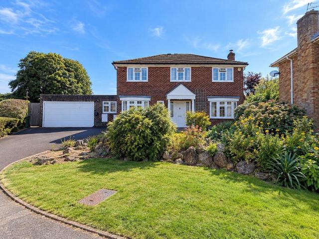 Paddock Fields, Basingstoke RG24 4 bed detached house to rent £3,200 pcm £738 pw