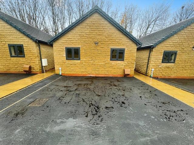 Paddock Fields, Huddersfield HD4 2 bed bungalow to rent £1,000 pcm £231 pw