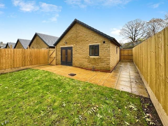 Paddock Fields, Huddersfield HD4 2 bed bungalow to rent £1,000 pcm £231 pw
