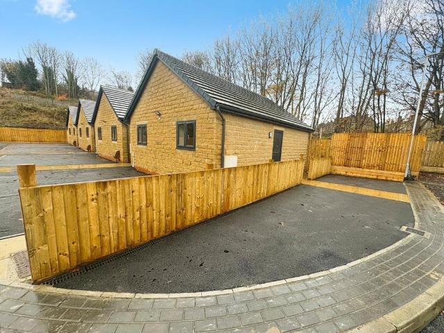 Paddock Fields, Huddersfield HD4 2 bed bungalow to rent £1,200 pcm £277 pw