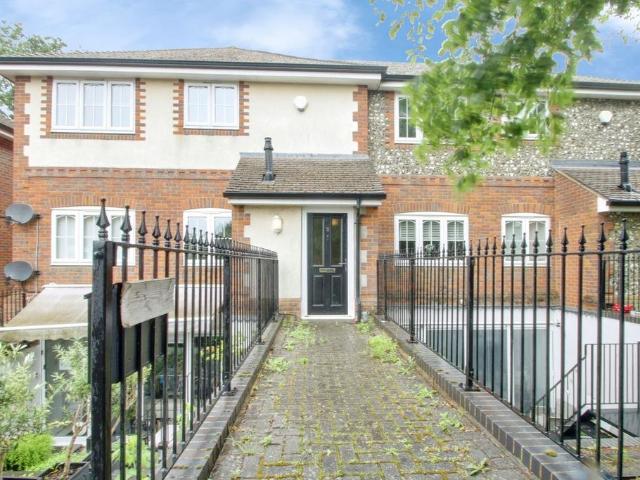Paddock Gate, North Street, Windsor SL4 2 bed apartment to rent £1,600 pcm £369 pw