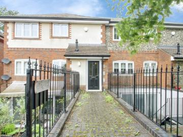 Paddock Gate, North Street, Windsor SL4 2 bed apartment to rent £1,650 pcm £381 pw