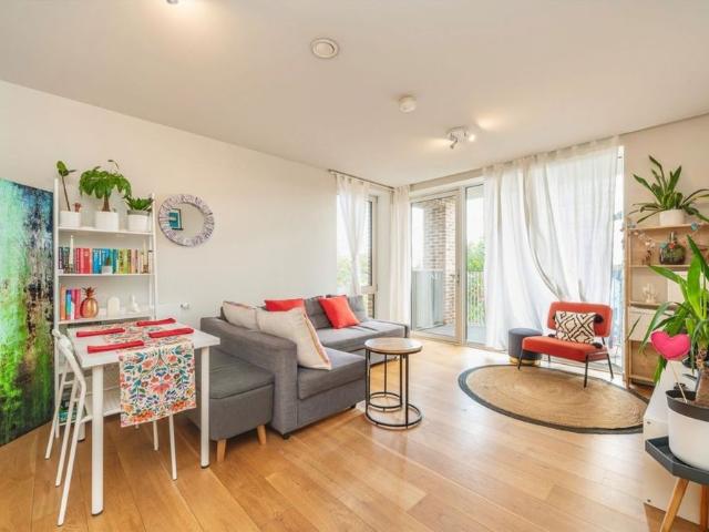 Paddlers Avenue, TW8, London