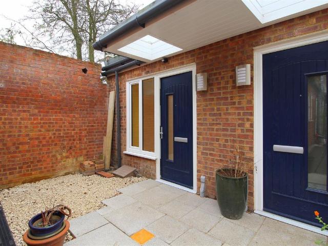 Padna Mews, Hatfield Road, St Albans, Herts AL1, 1 bed flat to rent, £1,250 pcm | PrimeLocation