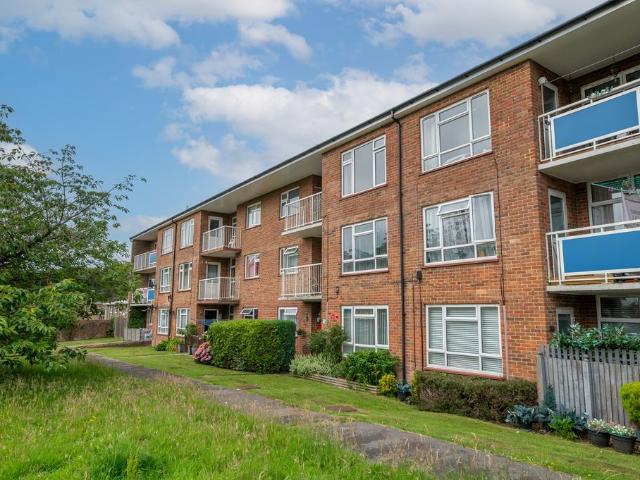 Padnell Avenue, Cowplain PO8, 2 bed flat to rent, £1,100 pcm | PrimeLocation