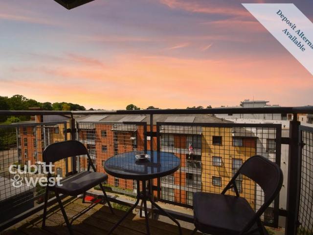 Page Court, Commonwealth Drive, RH10 2 bed flat to rent £1,550 pcm £358 pw
