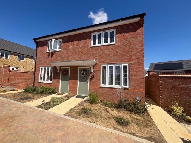 Page Gardens, Faringdon, Oxfordshire. 2 bed semi detached house to rent £1,400 pcm £323 pw