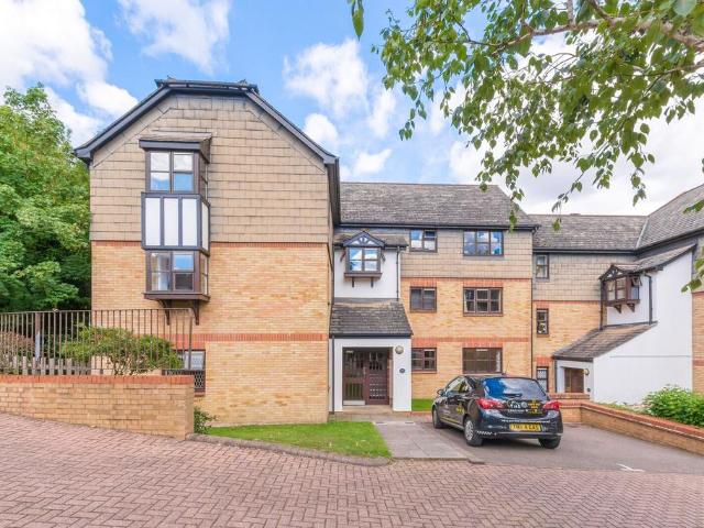 Pages Hill, Muswell Hill, London, N10 2 bed flat to rent £1,850 pcm £427 pw
