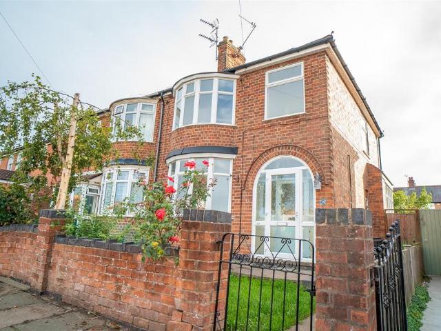 Paigle Road, Leicester LE2 3 bed semi detached house to rent £1,100 pcm £254 pw