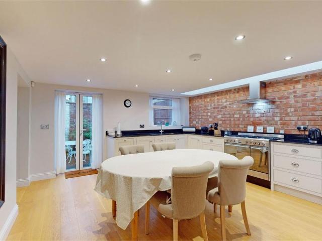 Painswick Road, Cheltenham GL50 2 bed apartment to rent £1,595 pcm £368 pw