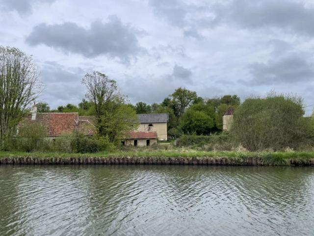 Paisible Ferme vue Canal latéral à la Loire