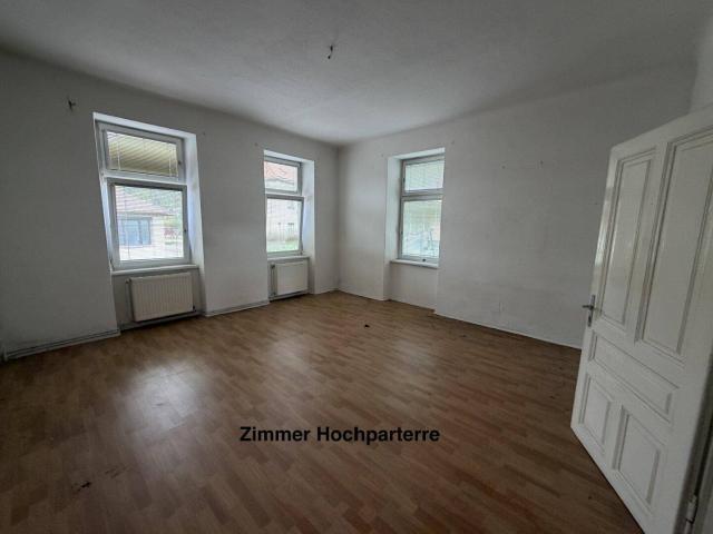 Paket bestehend aus 2 Wohnungen + Souterrainräumlichkeiten + Nebenräume ca. 177m² Nutzfläche und 141m² Eigengarten sanierungsbedürftig
