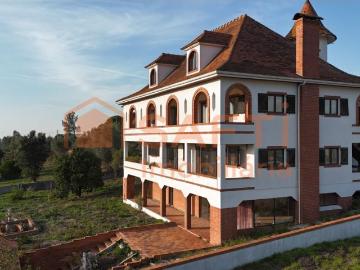 Palacete, T12, com Garagem e 3 Moradias independentes T1, T1. 793m² Colmeias e Memória