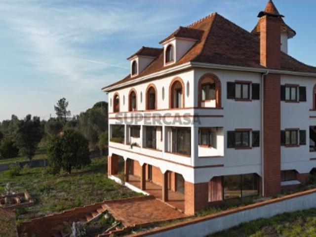 Palacete, T12, com Garagem e 3 Moradias independentes T1, T1, T2, em Colmeias, Leiria