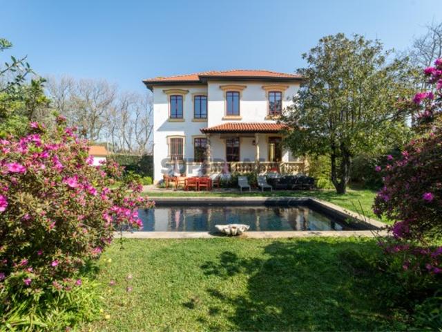 Palacete T5 com Piscina e Jardim, em Miramar