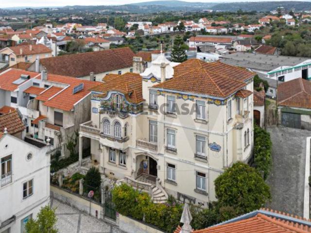 Palacete único dos anos 30 do séc. XX ergue se no coração de Alcanena