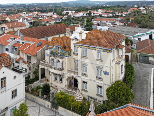 Palacete único dos anos 30 do séc. XX ergue se no coração de Alcanena