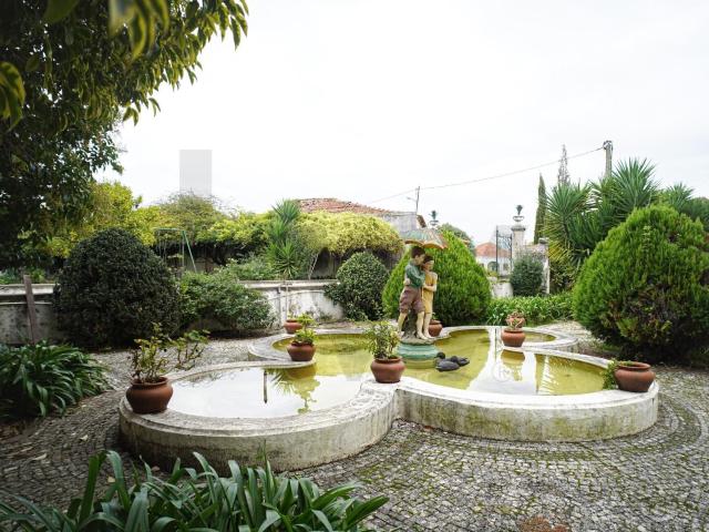 Palacete único dos anos 30 do séc. XX ergue se no coração de. 648m² Alcanena e Vila Moreira