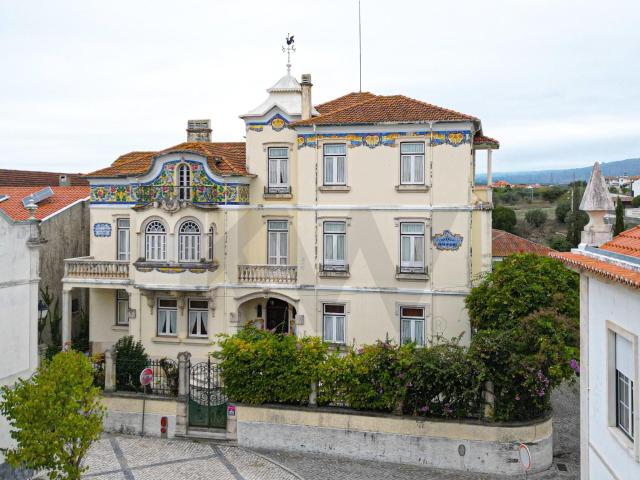 Palacete único dos anos 30 do séc. XX ergue se no coração de. 648m² Alcanena e Vila Moreira