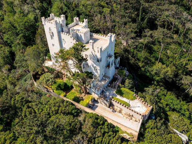 Palacete acastelado na serra de Sintra 712m² Agualva e mira sintra