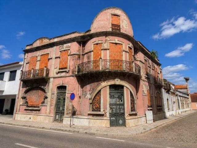 Palacete com 3 Pisos e 11 Divisões Almeirim