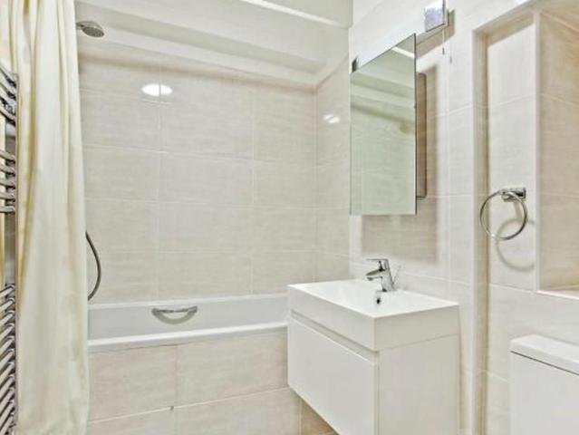 Palace Gate, London W8, 3 bed flat to rent, £5,200 pcm | PrimeLocation