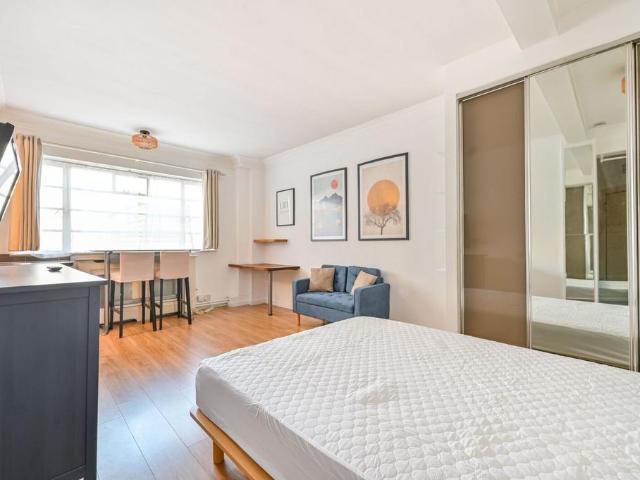 Palace Gardens Terrace, Notting Hill. Studio to rent £2,000 pcm £462 pw