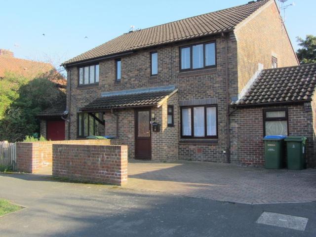 Palace Drive, Weybridge KT13 3 bed detached house to rent £2,500 pcm £577 pw