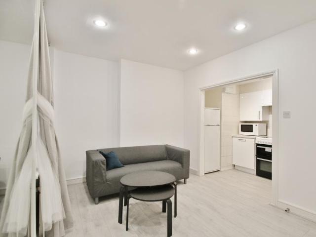 Palace Mansions, Earsby Street. 1 bed flat to rent £2,100 pcm £485 pw