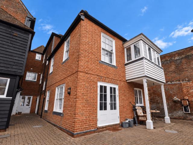 Palace Street, Canterbury 1 bed flat to rent £1,100 pcm £254 pw