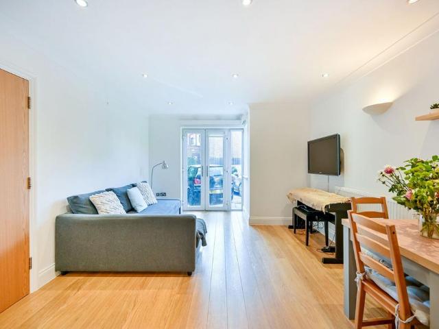 Palace Road, Tulse Hill, London, SW2 1 bed flat to rent £2,500 pcm £577 pw