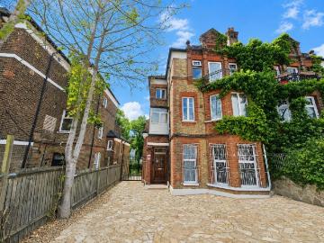 Palace Road, London 2 bed flat to rent £1,850 pcm £427 pw