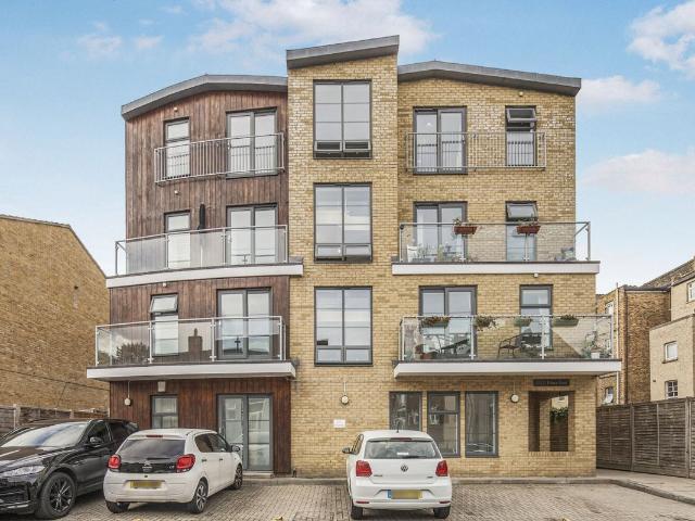 Palace Road, London SE19, 2 bed flat to rent, £2,000 pcm | PrimeLocation