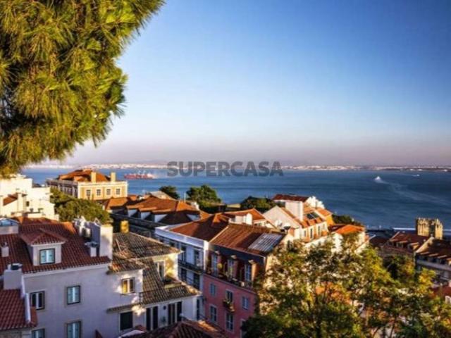 Palácio moderno no centro de Lisboa com vistas desafogadas