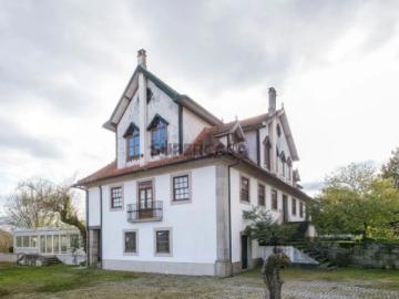 Palacete Rural está situado na pequena e encantadora aldeia de Santa Cruz da Tapa