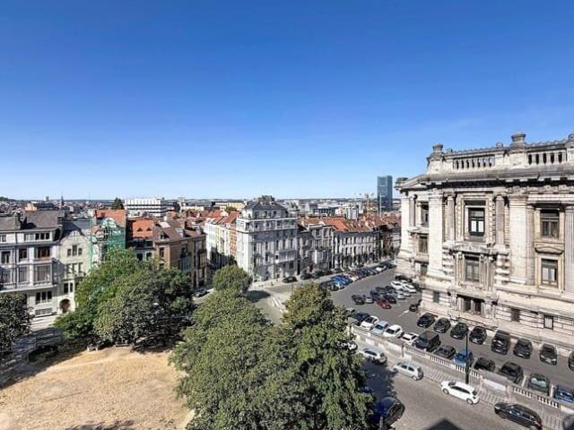 PALAIS DE JUSTICE – Lovely 2 bedroom apartment with parking!