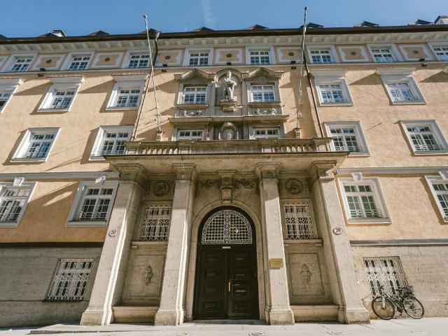 Palais im Andrä: 2 Zimmer Whg in historischem Haus
