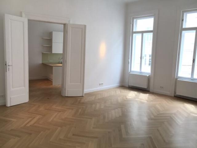 Palais Löwenthal, klassische Altbauwohnung mit Balkon OTTO Immobilien