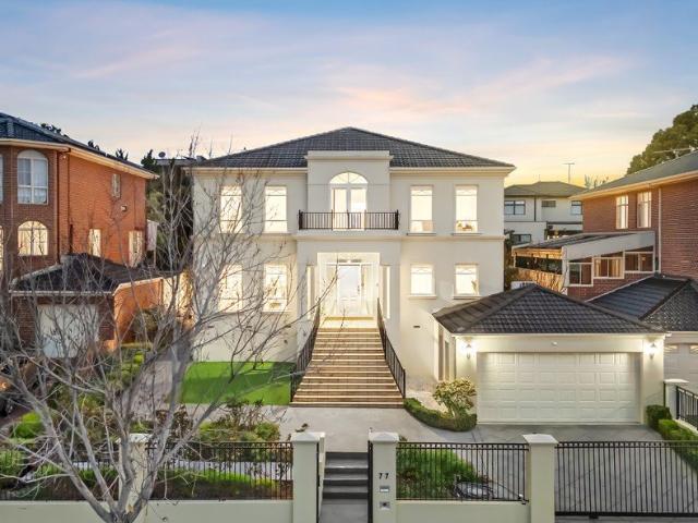 Palatial Family Proportions in a Prized Position