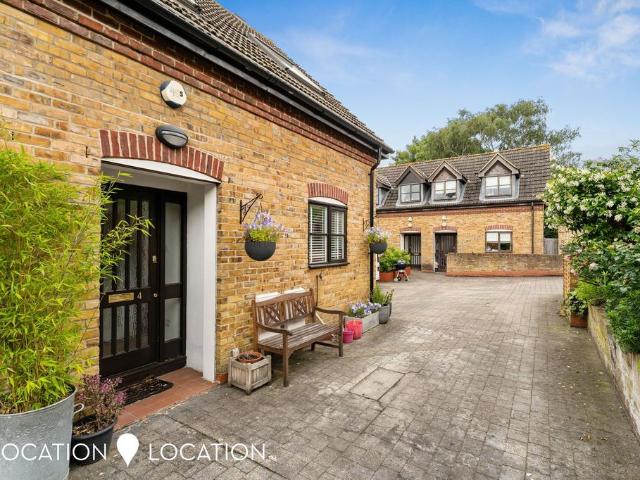 Palatine Road, London, N16 2 bed semi detached house to rent £3,000 pcm £692 pw
