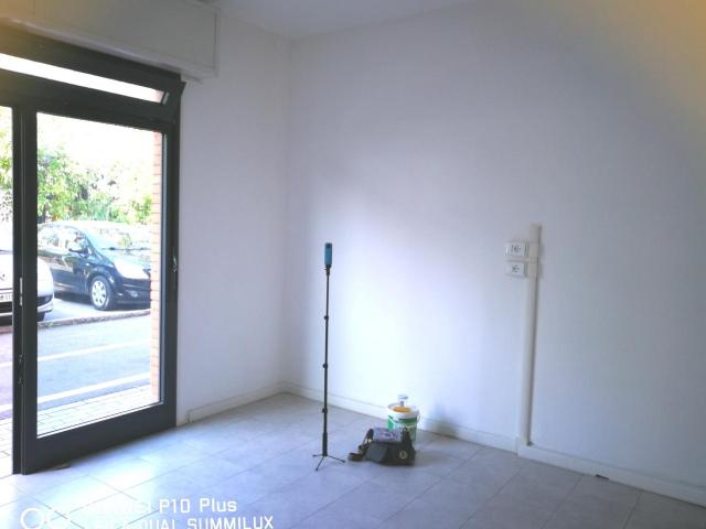 Palazzina commerciale in affitto a Modena